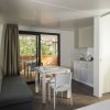 Interno moderno con tavolo e divano.