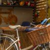 Bicicletta con cestino, davanti a un negozio di noleggio bici.