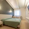 Camera con letto matrimoniale, TV a muro e finestra.