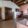 Cucina abitabile con arredi in legno.