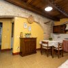 Cucina rustica con arco in muratura.