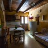 Cucina accogliente con divano e tavolo.
