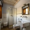 Bagno moderno con doccia e lavandino.