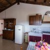 Cucina luminosa con frigorifero e mobili in legno.