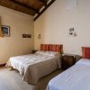 Camera con due letti e arredamento semplice.
