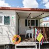 Veranda con tavolo, salvagente appeso, teli colorati.