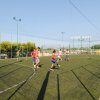 Persone giocano a calcio su un campo all'aperto.