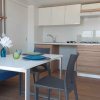 Cucina moderna con tavolo e sedie.