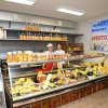 Negozio con banco alimentare e due persone.
