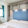 Camera da letto moderna con luce blu e bagno.