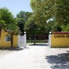 Ingresso di un edificio giallo con la scritta 