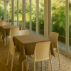 Sala da pranzo con vista su un giardino.