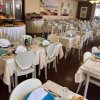 Ristorante elegante con tavoli apparecchiati.