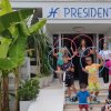 Ingresso hotel con scritta 