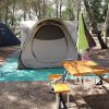 Tenda in un campeggio con tavolo e sedie.