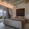 Camera da letto con letto matrimoniale e arredamento moderno.