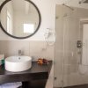 Bagno moderno con lavabo e doccia in vetro.
