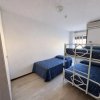 Camera con letto singolo e letti a castello.