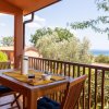 Tavolo da pranzo all'aperto con vista mare, coperto da un pergolato.