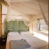 Letto con zanzariera in una tenda di lusso.