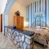 Camera con letto matrimoniale, parete a strisce.