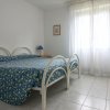 Camera da letto con letto matrimoniale e lampada blu.