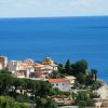 Vista panoramica su un villaggio costiero con mare blu.