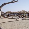 Spiaggia con lettini e ombrelloni.