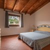 Camera da letto con letto matrimoniale e soffitto in legno.