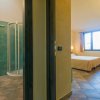 Stanza con bagno verde e camera da letto.