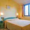 Camera da letto con due lampade e finestra.