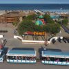 Trenino turistico davanti a uno stabilimento balneare.