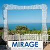 Cornice gigante con vista sul mare e vegetazione.