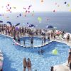 Festa in piscina con palloncini colorati.