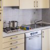 Cucina con fornello a gas, lavello e lavastoviglie.