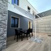 Patio con tavolo e ampio ombrellone.