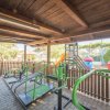 Attrezzi fitness sotto tettoia di legno.