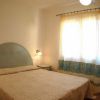Camera da letto con letto matrimoniale e finestre luminose.