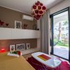Soggiorno moderno con divano e vista giardino.