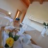 Un accogliente camera da letto con letto matrimoniale, fiori e colazione su un tavolo.