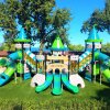Grande castello gioco per bambini in un parco.