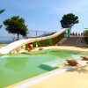 Piscina con scivolo e decorazioni a tema tartaruga.