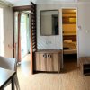 Interno di una casa mobile con camera e ingresso.