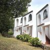 Edifici bianchi con scale esterne e giardino.